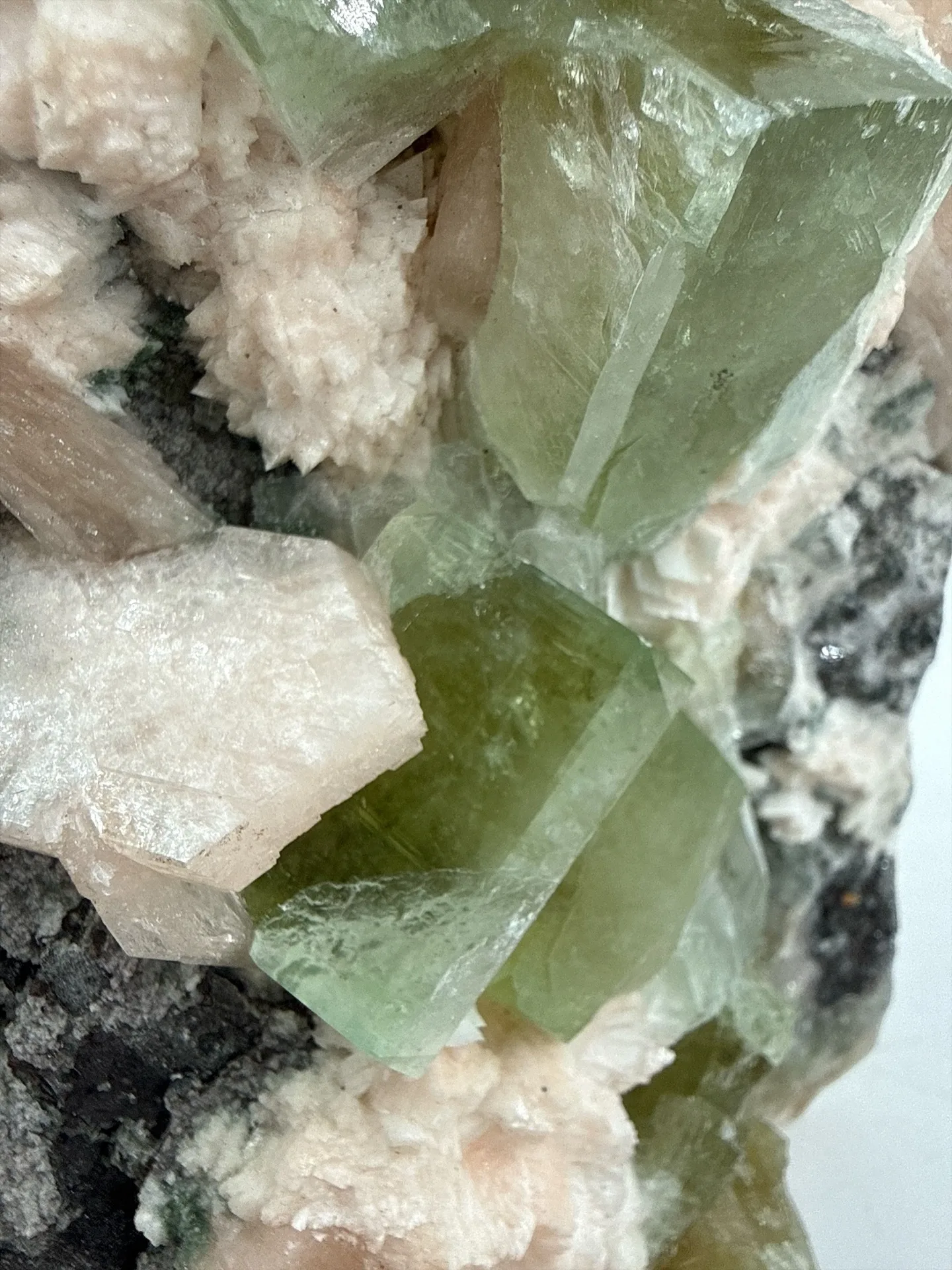 Groene calciet en apofyliet met stilbiet - 1.14kg - Afbeelding 5