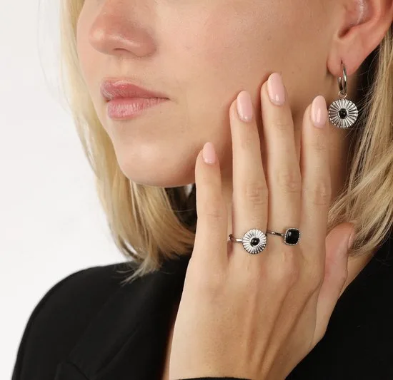 Zilveren oorbellen Onyx zonnetje - My Bendel - Image 2