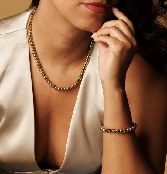 45 cm lange dames ketting met 7 mm grote goudkleurige balletjes - My Bendel - Image 3