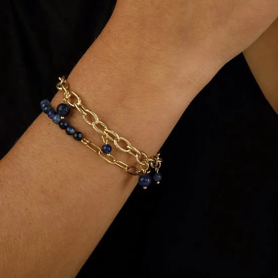 Combinatie van een goudkleurige schakelarmband met Sodaliet edelstenen - My Bendel - Image 2