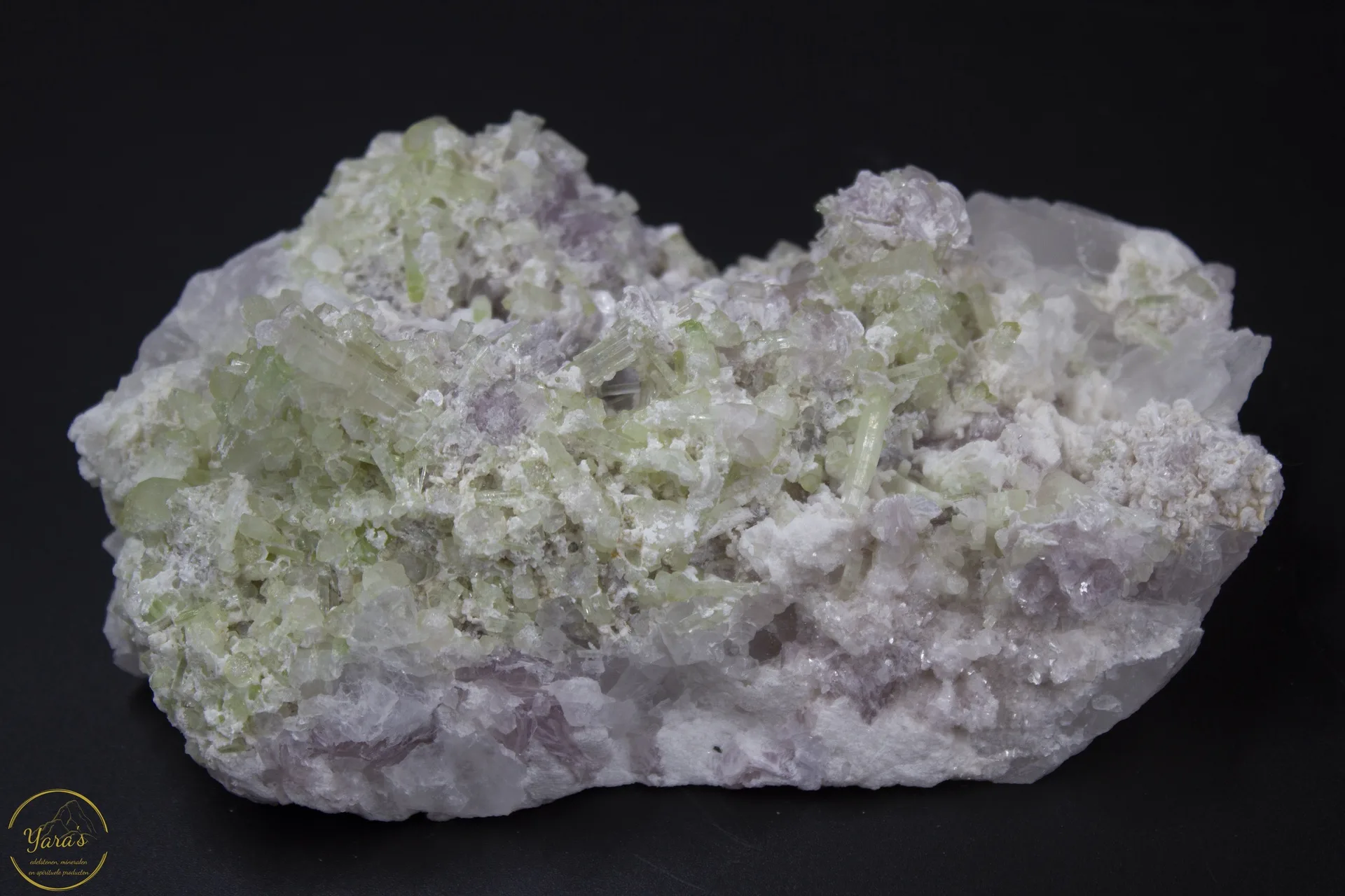 Groene en roze toermalijn op albast - 678 gram