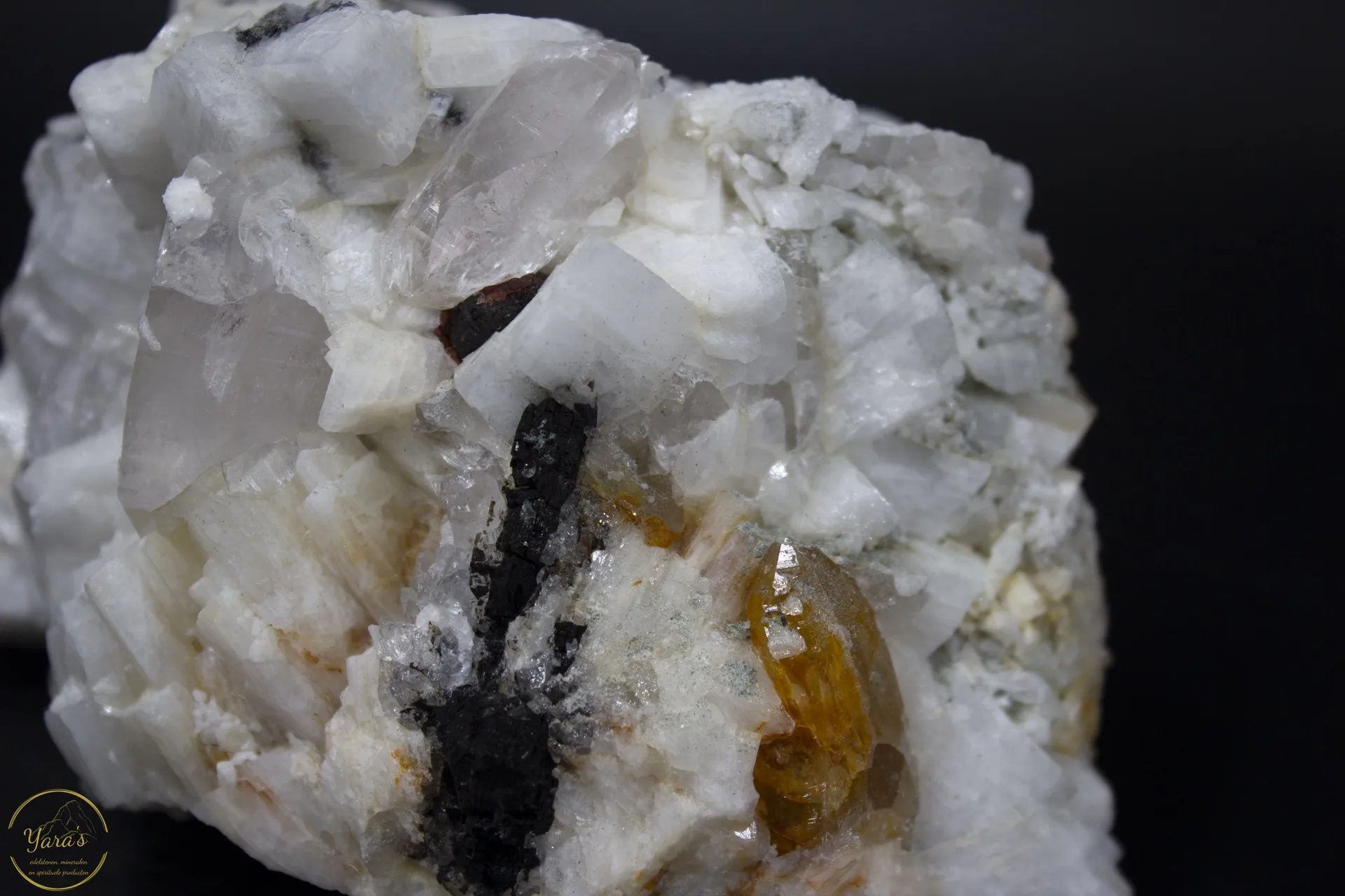 Groene en zwarte toermalijn, granaat en bergkristal cluster - 884 gram