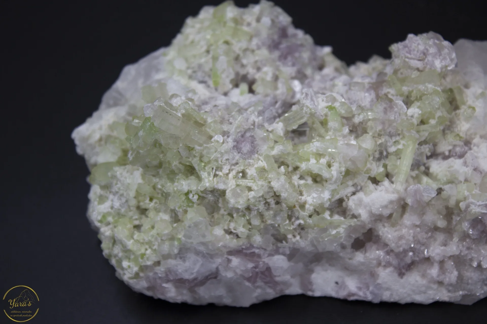 Groene en roze toermalijn op albast - 678 gram - Image 3