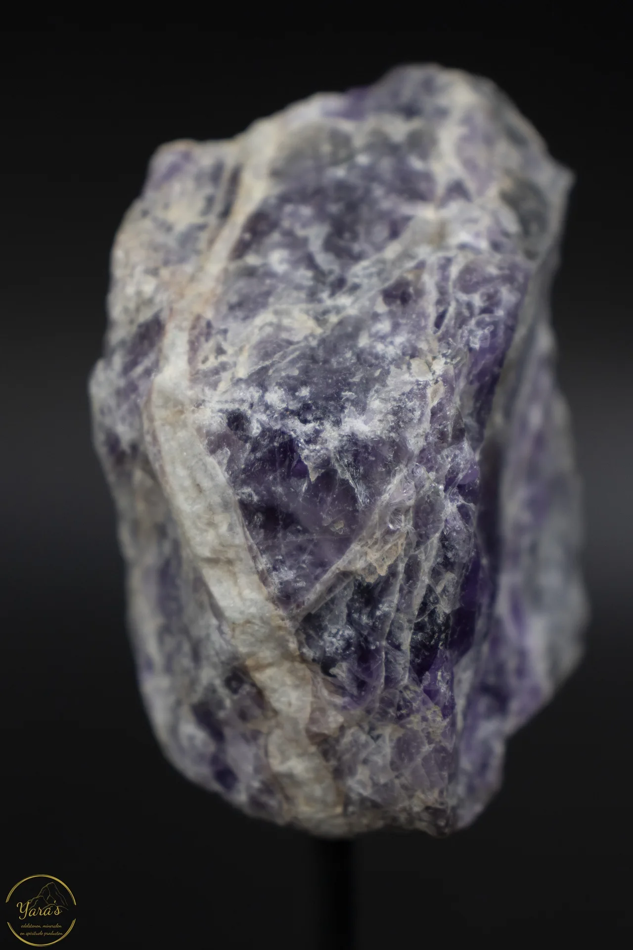 Chevron amethist (ruw) op standaard 204 gram - Image 4