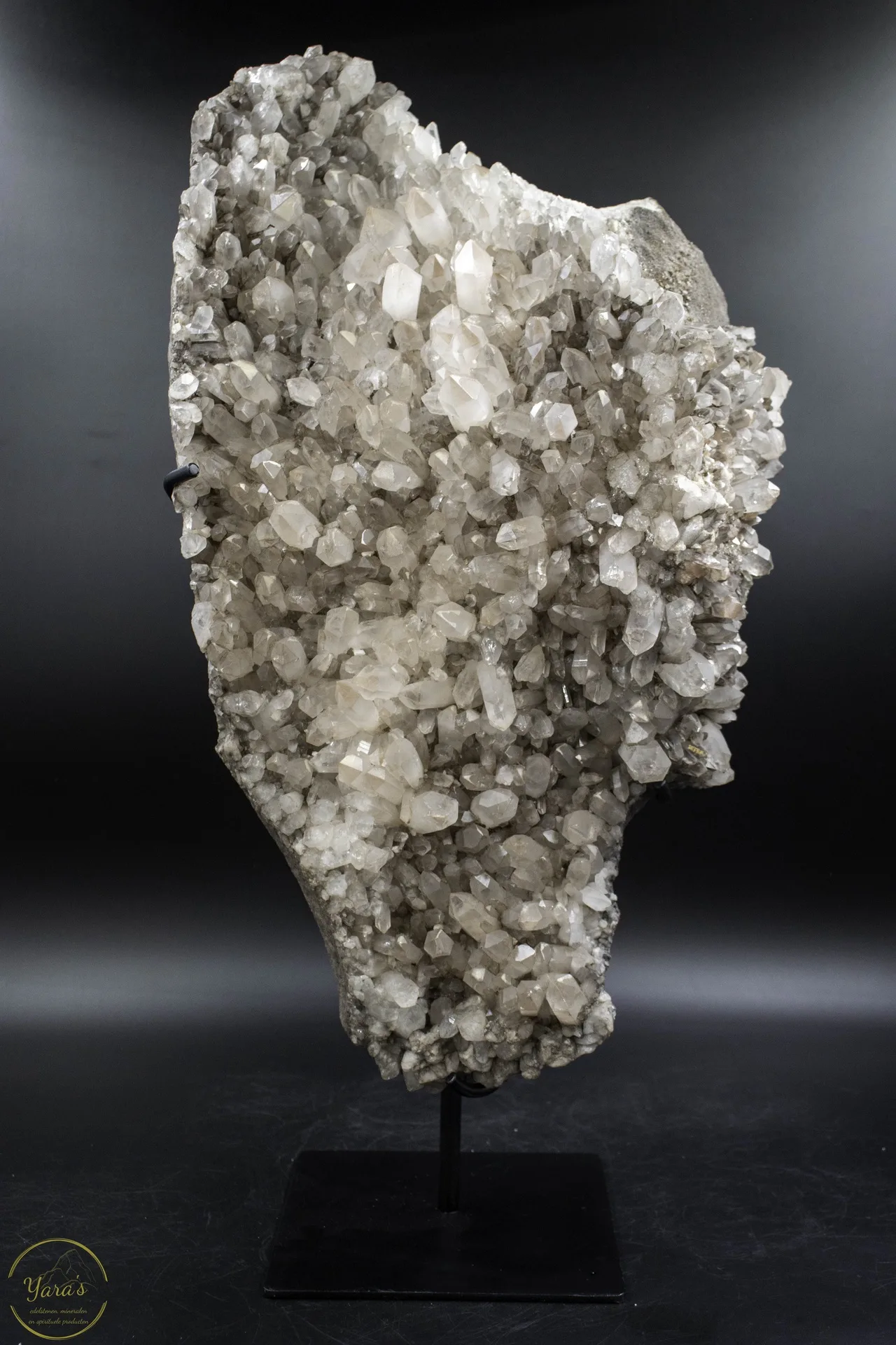 Bergkristal cluster met zwarte hematiet op standaard 26.75kg