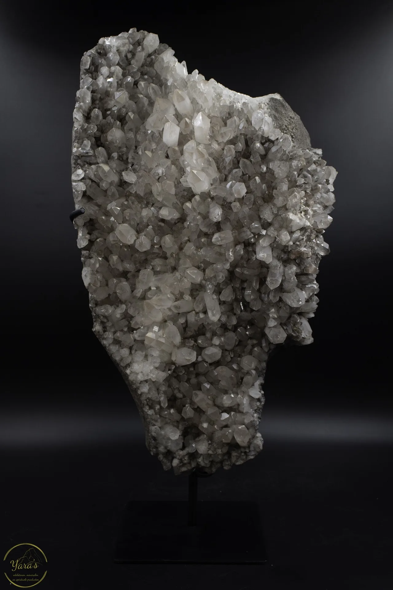 Bergkristal cluster met zwarte hematiet op standaard 26.75kg - Image 2