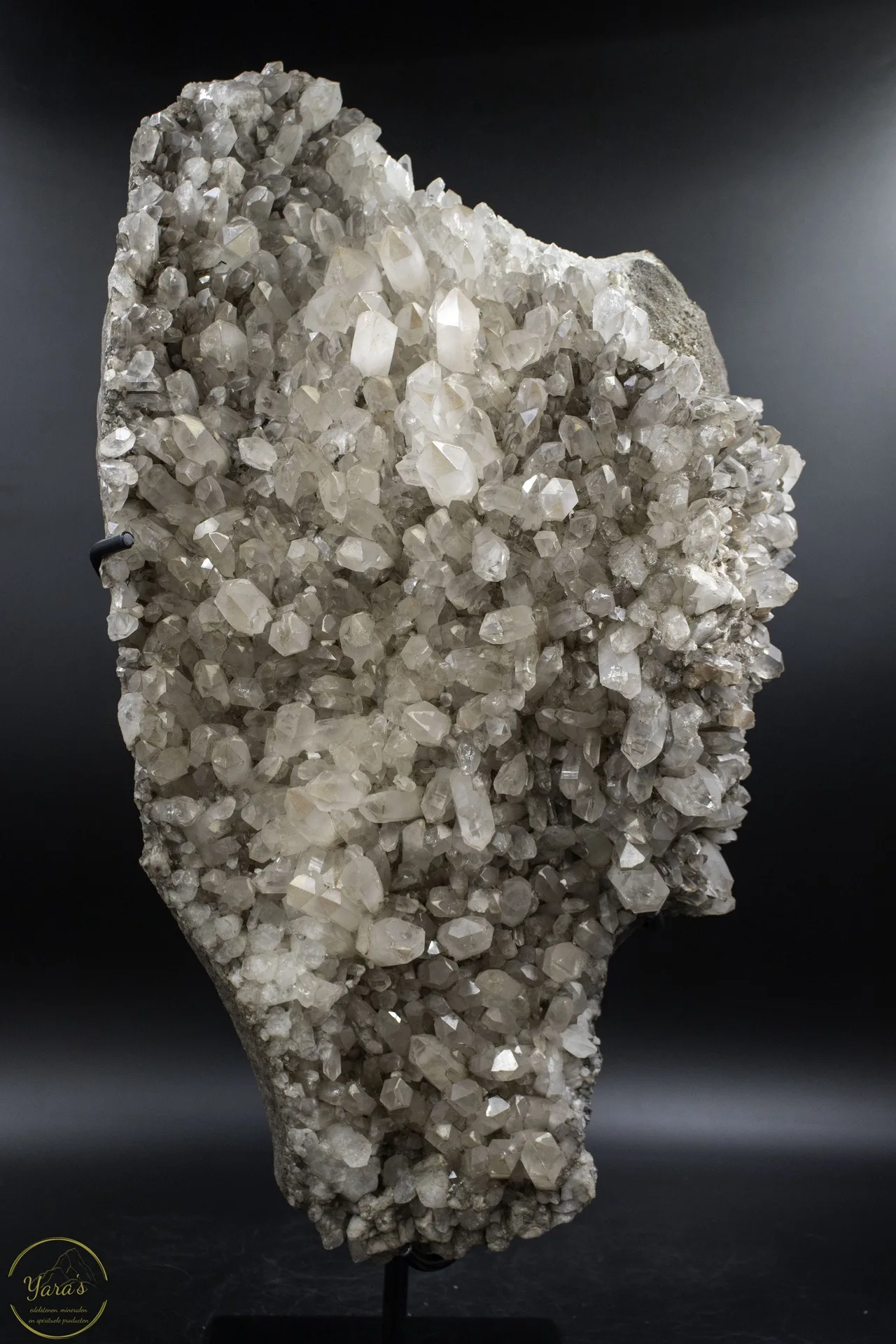 Bergkristal cluster met zwarte hematiet op standaard 26.75kg - Image 3