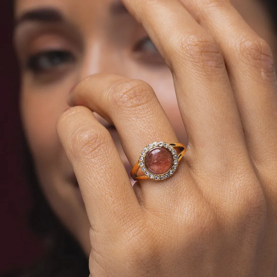 Aardbeienkwarts Ring – Goudkleurig & Sprankelend - Image 3