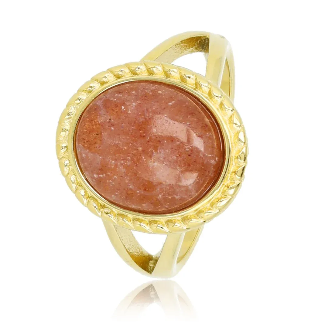 Gouden vintagering met aardbeienkwarts edelsteen