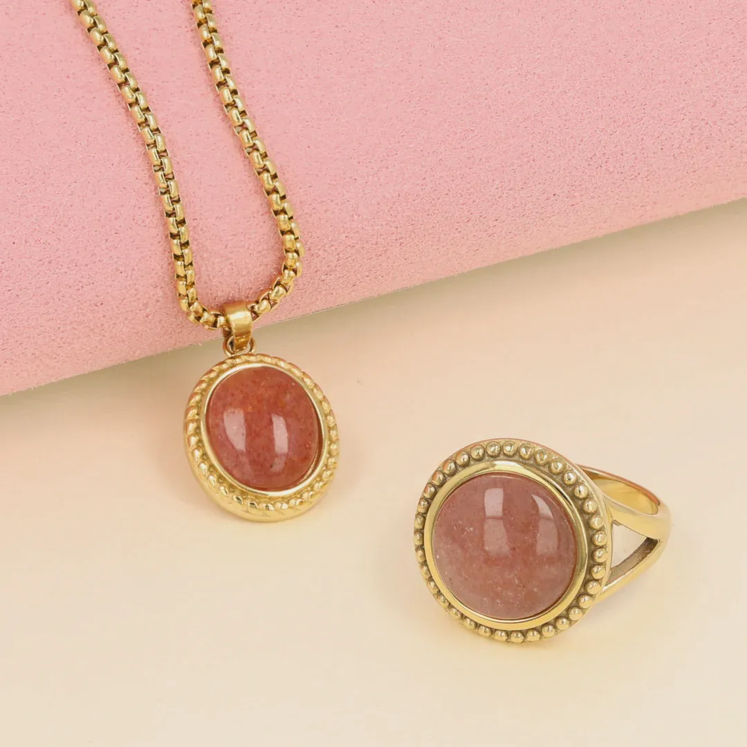 Vintage Ketting met Aardbeienkwarts Hanger - Goudkleurig & Rood - Image 4